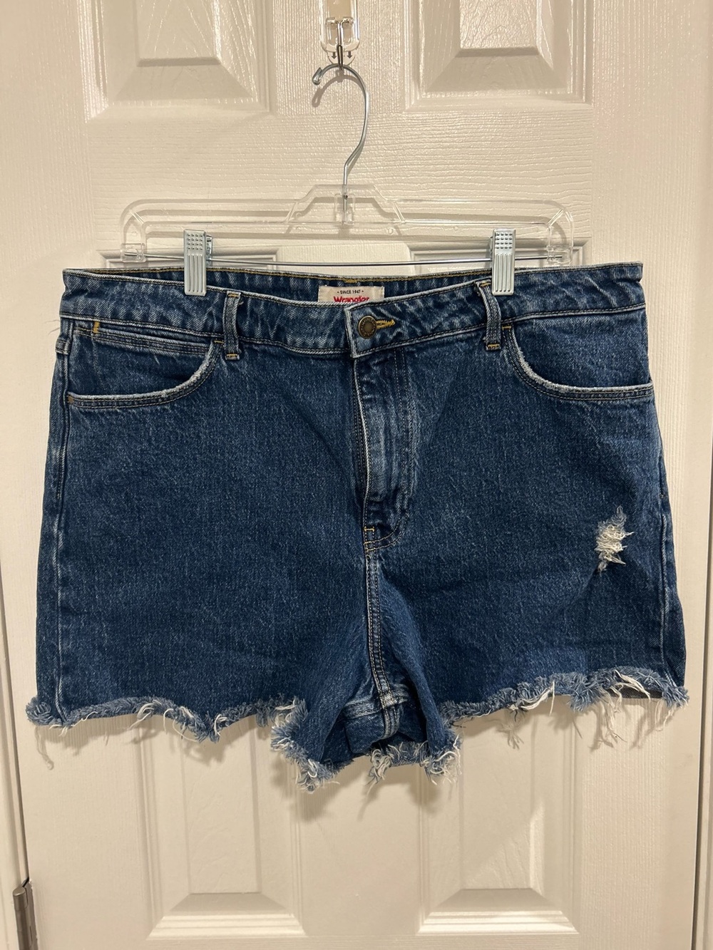 Wrangler High Rise Vintage 4” Shorts Medium Wash Size 16/33 woman’s